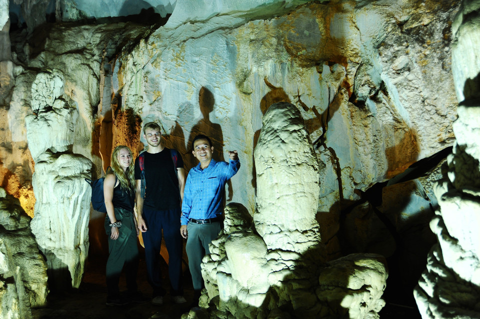 Du khách nước ngoài nhìn ngắm vẻ đẹp của Động Trung Trang. (Ảnh: Minh Đức/TTXVN)