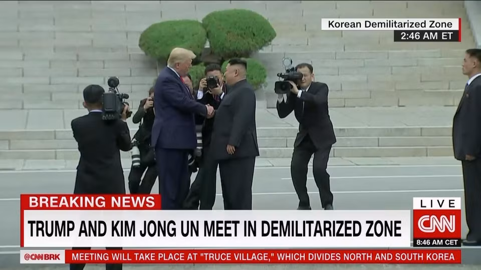 Tổng thống Mỹ Donald Trump và nhà lãnh đạo Triều Tiên Kim Jong-un bắt tay tại khu phi quân sự (DMZ), biên giới ngăn cách hai miền Triều Tiên.