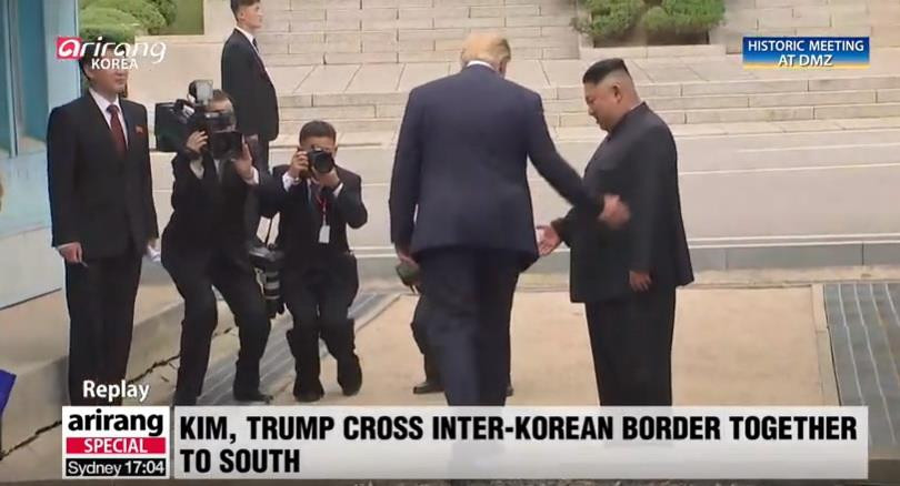 Tổng thống Trump đã vượt qua ranh giới phân cách Bắc và Nam Triều Tiên theo lời mời của nhà lãnh đạo Triều Tiên Kim Jong-un.
