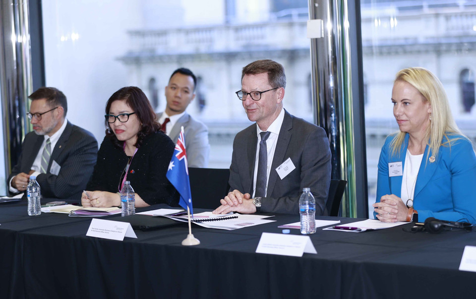 Ông Philipp Ivanov (ngồi giữa), Giám đốc điều hành Asia Society Australia phát biểu. (Ảnh: Doãn Tấn/TTXVN)