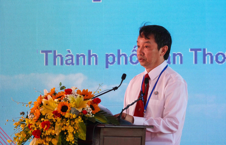 Giám đốc Sở Giao thông Vận tải thành phố Cần Thơ Lê Tiến Dũng báo cáo về dự án đường vành đai phía Tây. (Ảnh: Thanh Liêm/TTXVN)