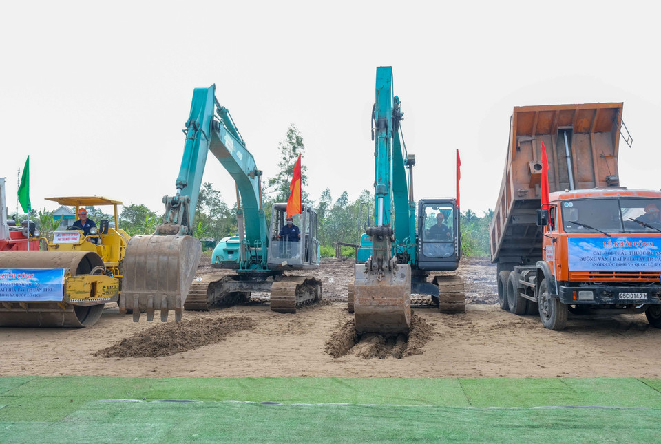 Các phương tiện cơ giới phục vụ thi công dự án. (Ảnh: Thanh Liêm/TTXVN)