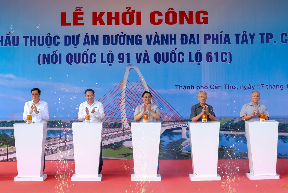 Thủ tướng Phạm Minh Chính và các đại biểu thực hiện lễ khởi công. (Ảnh: Thanh Liêm/TTXVN)
