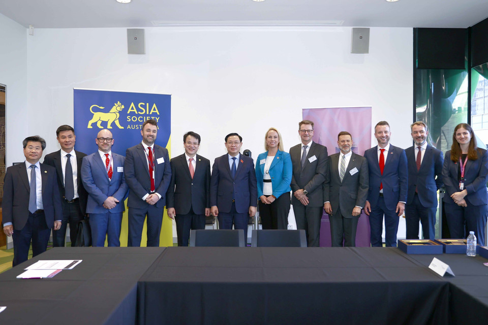  Tiếp tục chuyến thăm chính thức Australia, chiều 2/12 (theo giờ địa phương), tại trụ sở Đại học RMIT, thành phố Melbourne, bang Victoria, Chủ tịch Quốc hội Vương Đình Huệ tiếp ông Philipp Ivanov, Giám đốc điều hành Asia Society Australia và 3 doanh nhân được Chính phủ Australia bổ nhiệm trong Sáng kiến Doanh nhân tiên phong. (Ảnh: Doãn Tấn/TTXVN)