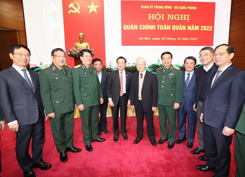Tổng Bí thư Nguyễn Phú Trọng và Đại tướng Phan Văn Giang, Ủy viên Bộ Chính trị, Phó Bí thư Quân ủy Trung ương, Bộ trưởng Bộ Quốc phòng với các đại biểu. (Ảnh: Trí Dũng/TTXVN)