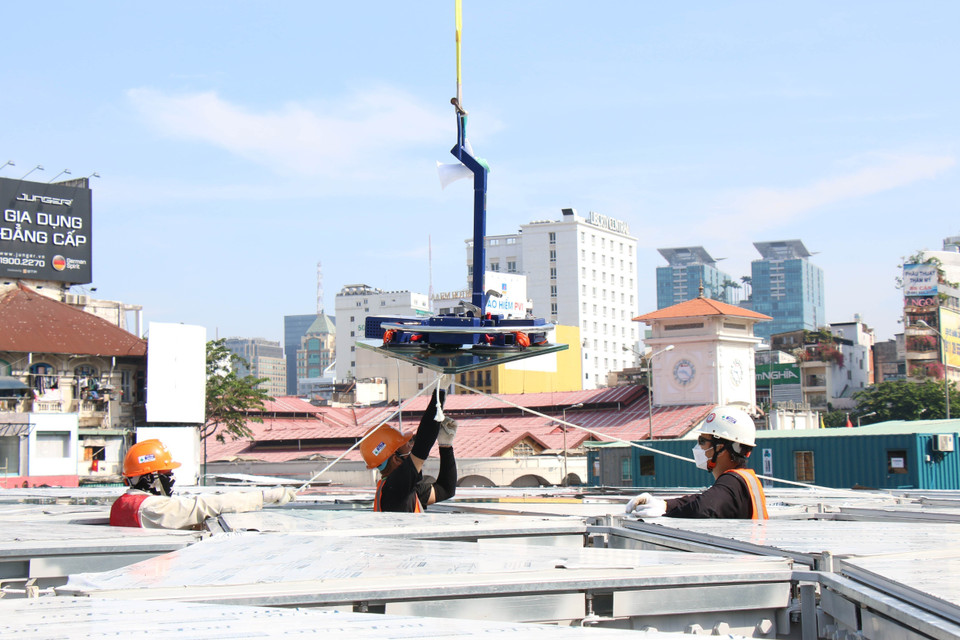 Ngày 15/11, nhà thầu thi công đã triển khai lắp đặt các tấm kính cho giếng trời lấy sáng (toplight) tại nhà ga trung tâm Bến Thành, Thành phố Hồ Chí Minh. (Ảnh: Tiến Lực/TTXVN)