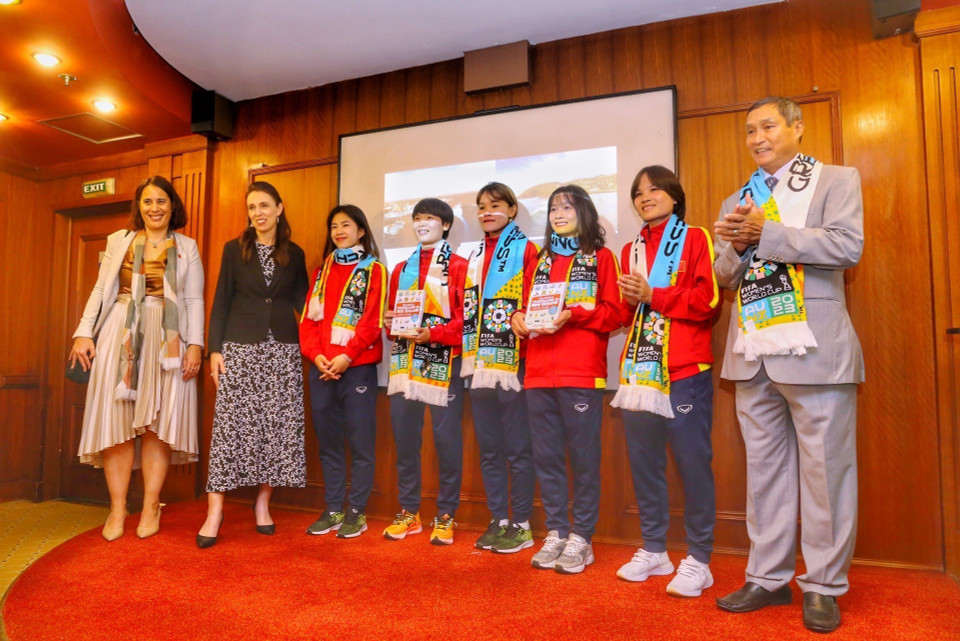 Thủ tướng New Zealand Jacinda Ardern tặng quà đội tuyển Bóng đá nữ Việt Nam. (Ảnh: Tuấn Đức/TTXVN)