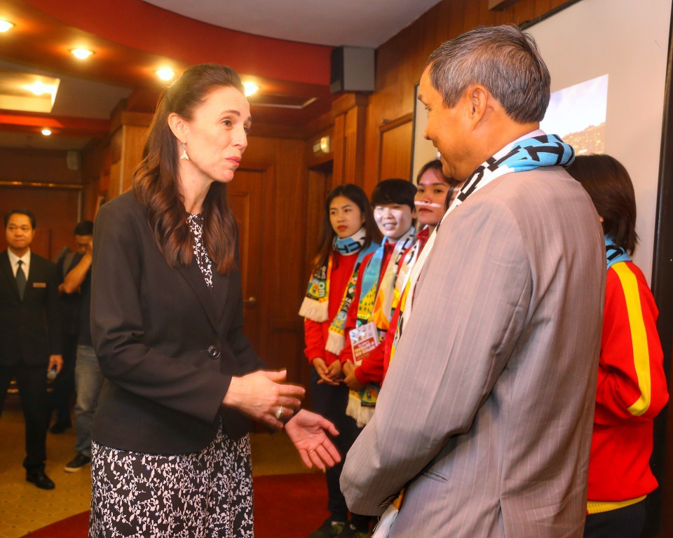 Thủ tướng New Zealand Jacinda Ardern trao đổi với Huấn luyện viên Mai Đức Chung. (Ảnh: Tuấn Đức/TTXVN)