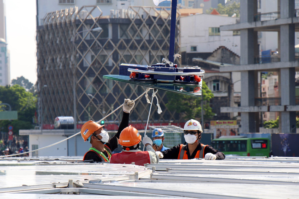 Giếng trời lấy sáng có kết cấu vòm với đường kính khoảng 27m và cao trên 4m so với mặt đất, được thiết kế với phối cảnh nhìn từ trên xuống có hình hoa sen, đan xen bởi 2 vật liệu chính là kính và tấm nhôm tổ ong. (Ảnh: Tiến Lực/TTXVN)