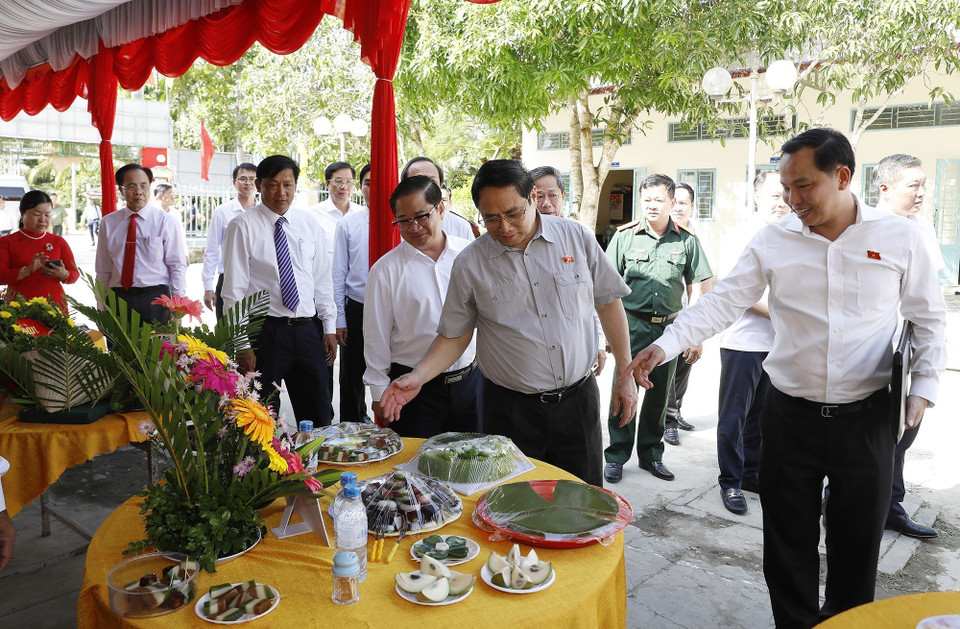 Thủ tướng Phạm Minh Chính tham quan trưng bày sản phẩm hội thi ẩm thực của Hội Phụ nữ xã Nhơn Ái, huyện Phong Điền, thành phố Cần Thơ. (Ảnh: Dương Giang/TTXVN)