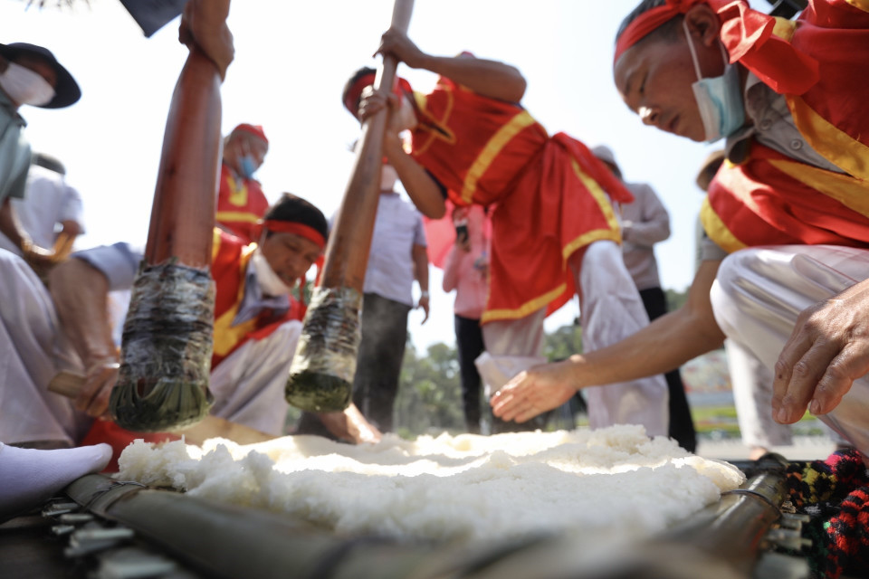 Các đội đến từ 13 huyện thi giã bánh giầy. (Ảnh: Minh Quyết/TTXVN)