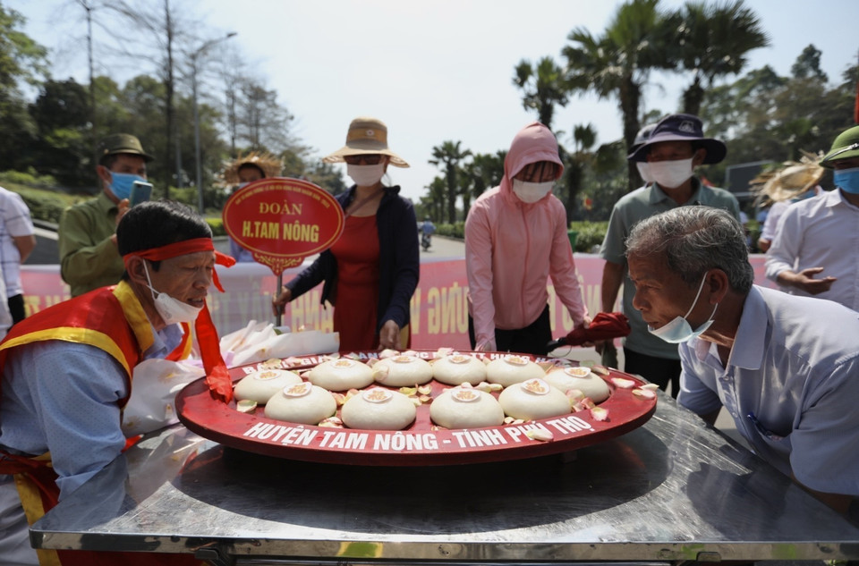 Sau khi hoàn thiện, bánh sẽ được tập trung để chấm giải. (Ảnh: Minh Quyết/TTXVN)