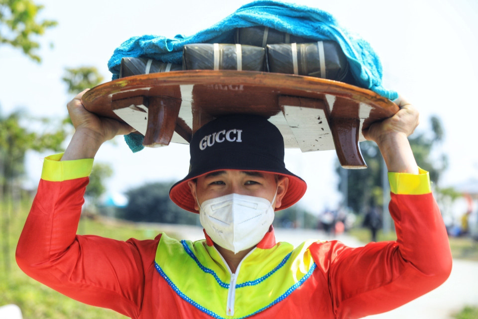 Sau 5 giờ luộc bánh, các đội thi khẩn trương mang bánh chứng đến nơi chấm thi. (Ảnh: Tuấn Anh/TTXVN)