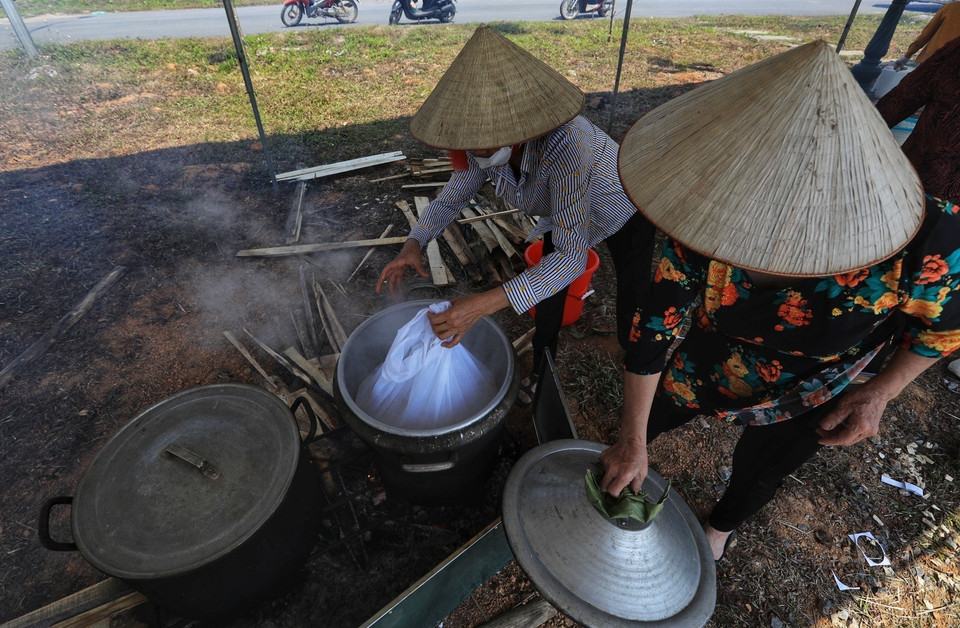 Trong khuôn khổ Giỗ Tổ Hùng Vương-Lễ hội Đền Hùng năm Nhâm Dần 2022, ngày 8/4/2022 (tức 8/3 âm lịch), tại Khu Di tích lịch sử Đền Hùng, UBND tỉnh Phú Thọ tổ chức Hội thi gói, nấu bánh chưng và giã bánh giầy tỉnh Phú Thọ lần thứ IX. Trong ảnh: công đoạn nấu xôi để giã bánh giầy. (Ảnh: Tuấn Anh/TTXVN)