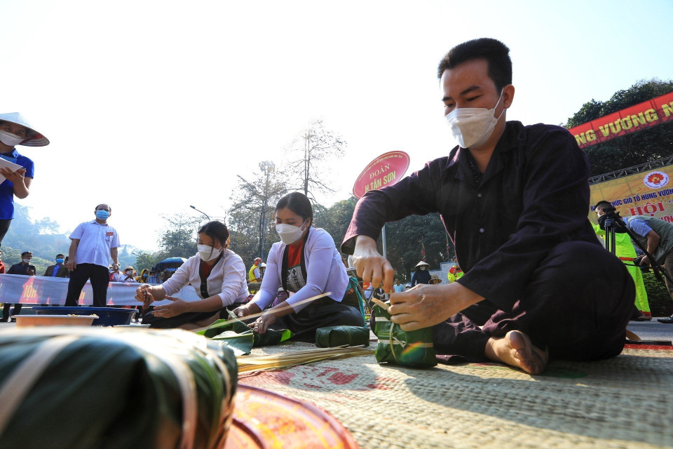 Các nghệ nhân dự thi gói bánh chưng. (Ảnh: Tuấn Anh/TTXVN)