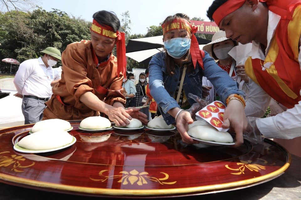 Các đội thi cố gắng hoàn thiện sản phẩm bánh giầy một cách nhanh nhất, đảm bảo chất lượng và tính thẩm mỹ. (Ảnh: Minh Quyết/TTXVN)
