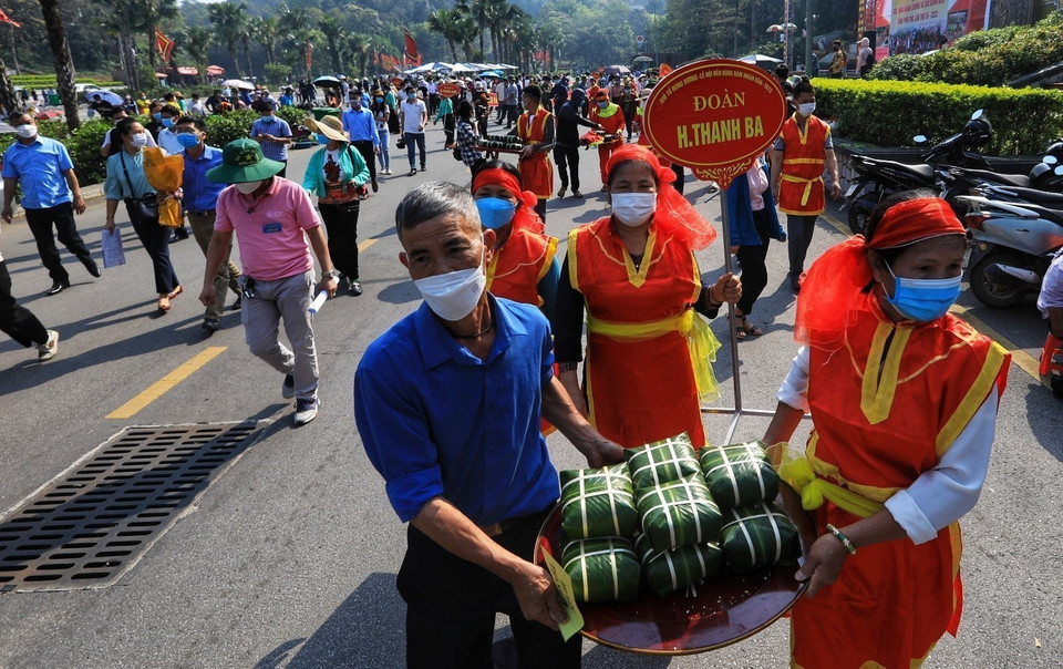 Sau thời gian gói bánh, các đội thi khẩn trương mang bánh chưng đi luộc. (Ảnh: Tuấn Anh/TTXVN)