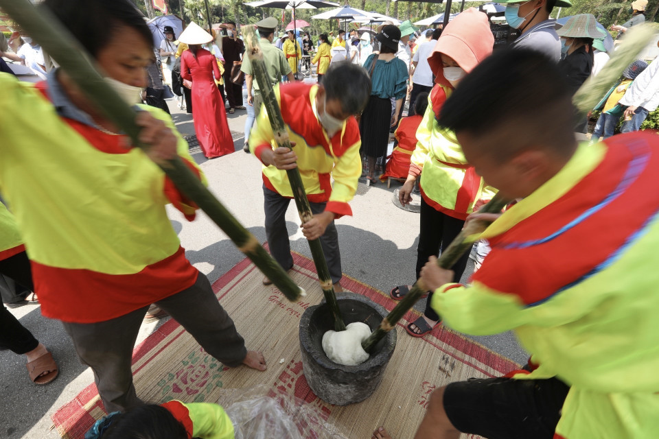 Các đội đến từ 13 huyện thi giã bánh giầy. (Ảnh: Minh Quyết/TTXVN)