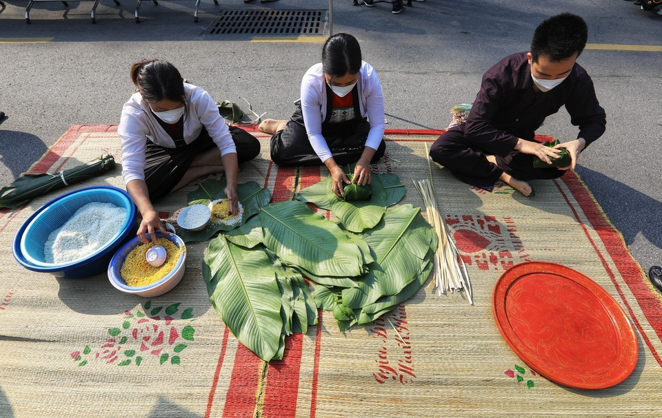 Mỗi huyện cử một đội gồm 3 người dự thi gói bánh chưng. (Ảnh: Tuấn Anh/TTXVN)