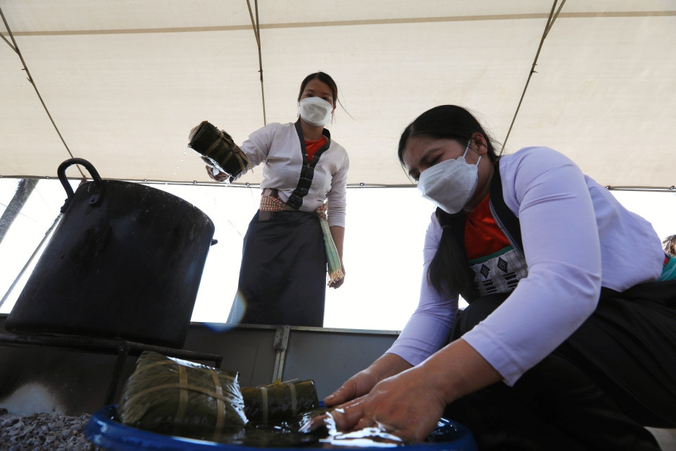 Sau 5 giờ luộc, bánh chưng đã chín được các nghệ nhân vớt mang dự thi. (Ảnh: Tuấn Anh/TTXVN)