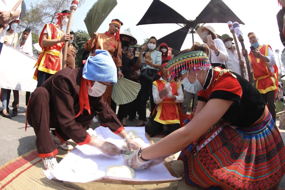 Các đội đến từ 13 huyện thi giã bánh giầy. (Ảnh: Minh Quyết/TTXVN)