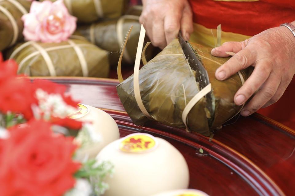 Bánh chưng được cắt để Ban giám khảo chấm giải. (Ảnh: Minh Quyết/TTXVN)
