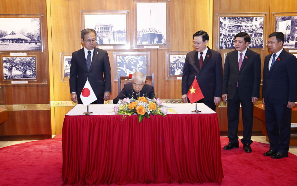 Chủ tịch Thượng viện Nhật Bản Otsuji Hidehisa thăm Phòng Truyền thống Nhà Quốc hội và ký Sổ Lưu niệm. (Ảnh: Doãn Tấn/TTXVN)