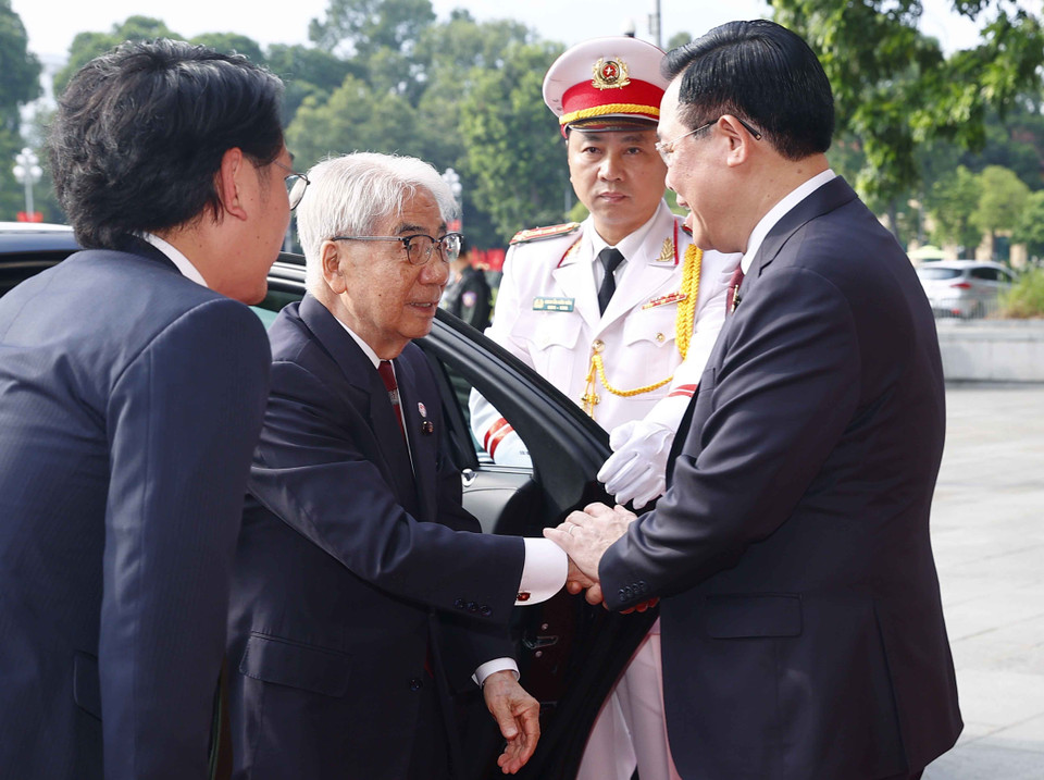 Chủ tịch Quốc hội Vương Đình Huệ đón Chủ tịch Thượng viện Nhật Bản Otsuji Hidehisa. (Ảnh: Doãn Tấn/TTXVN)