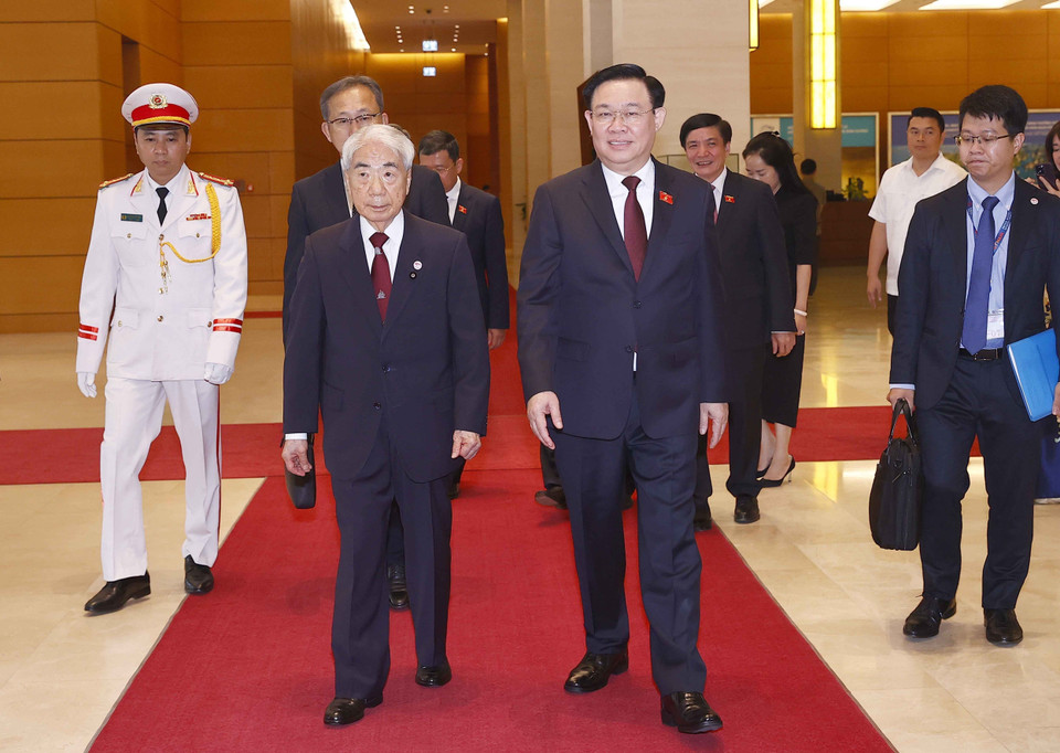 Chủ tịch Quốc hội Vương Đình Huệ đón Chủ tịch Thượng viện Nhật Bản Otsuji Hidehisa. (Ảnh: Doãn Tấn/TTXVN)