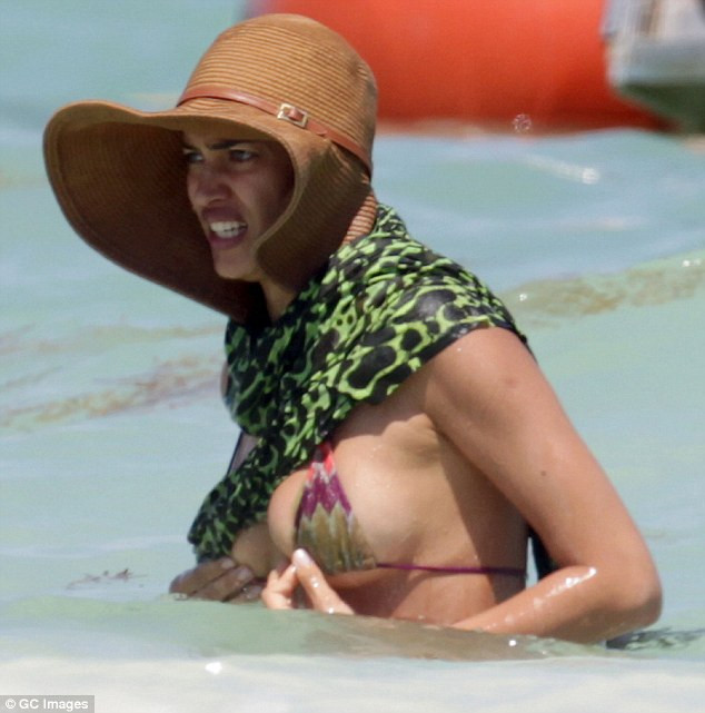 Bộ bikini nhỏ này gần như phô hết vòng 1 của siêu mẫu Nga.