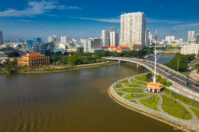 Trong trường hợp cá nhân không tuân thủ yêu cầu áp dụng biện pháp phong tỏa, cách ly y tế sẽ bị cưỡng chế thi hành theo quy định của pháp luật. Trong ảnh: Hình ảnh bến Nhà Rồng. (Ảnh: Ngô Trần Hải An/Vietnam+)
