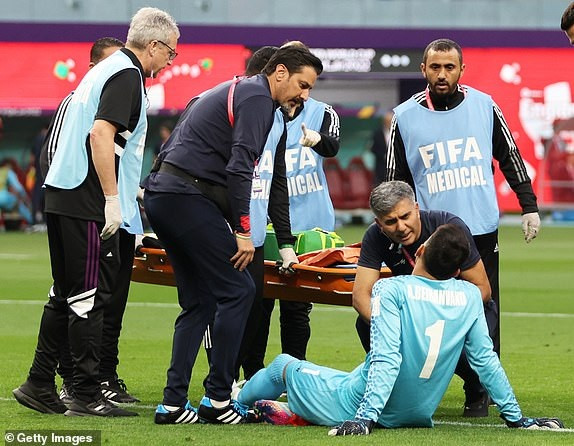 Tuy nhiên, Beyranvand đã bị choáng và không thể cùng đội tuyển đá trận ra quân khi mà thời gian thi đấu của anh chưa đầy 10 phút. (Nguồn: Getty Images)