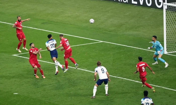 ...trước khi Bellingham đánh đầu hiểm hóc ghi bàn mở tỷ số 1-0 ở phút 35 cho tuyển Anh. (Nguồn: Getty Images)