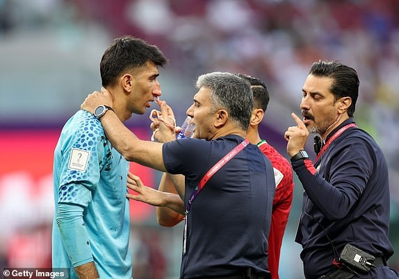 Beyranvand sau đó đã đứng dậy và tưởng chừng sẽ có thể tiếp tục thi đấu. (Nguồn: Getty Images)