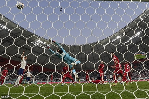 8 phút sau, Saka dứt điểm hiểm hóc trong vòng cấm. (Nguồn: AP)