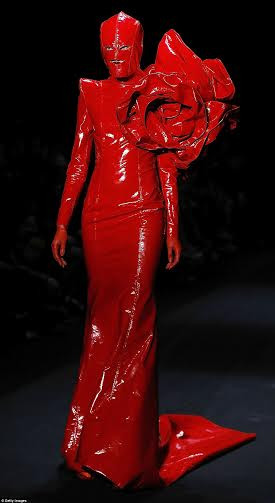 Bộ váy bằng vải nhựa đỏ đi kèm chiếc mặt nạ che kín đầu. (Nguồn: Daily Mail)