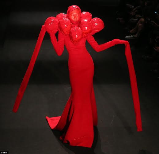 Bộ váy với những chiếc đầu ma nơ canh đính quanh cổ.