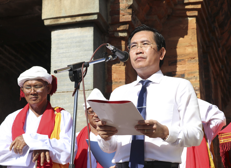 Ông Phạm Văn Hậu, Phó Bí thư Thường trực Tỉnh ủy Ninh Thuận, phát biểu chúc mừng lễ hội Katê năm 2022. (Ảnh: Nguyễn Thành/TTXVN)