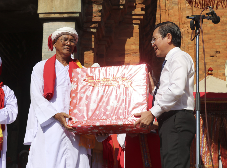 Ông Phạm Văn Hậu, Phó Bí thư Thường trực Tỉnh ủy Ninh Thuận, tặng quà chúc mừng các vị chức sắc đồng bào Chăm theo đạo Bàlamôn. (Ảnh: Nguyễn Thành/TTXVN)