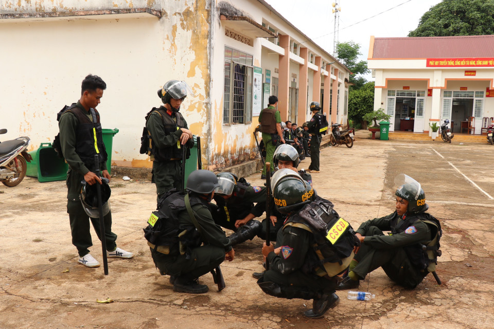 Cảnh sát Cơ động, Cảnh sát Đặc nhiệm, Công an tỉnh Đắk Lắk, lực lượng đặc nhiệm Quân khu 5 phối hợp triển khai phương án vây bắt các đối tượng. (Ảnh: Phan Anh Dũng/TTXVN)