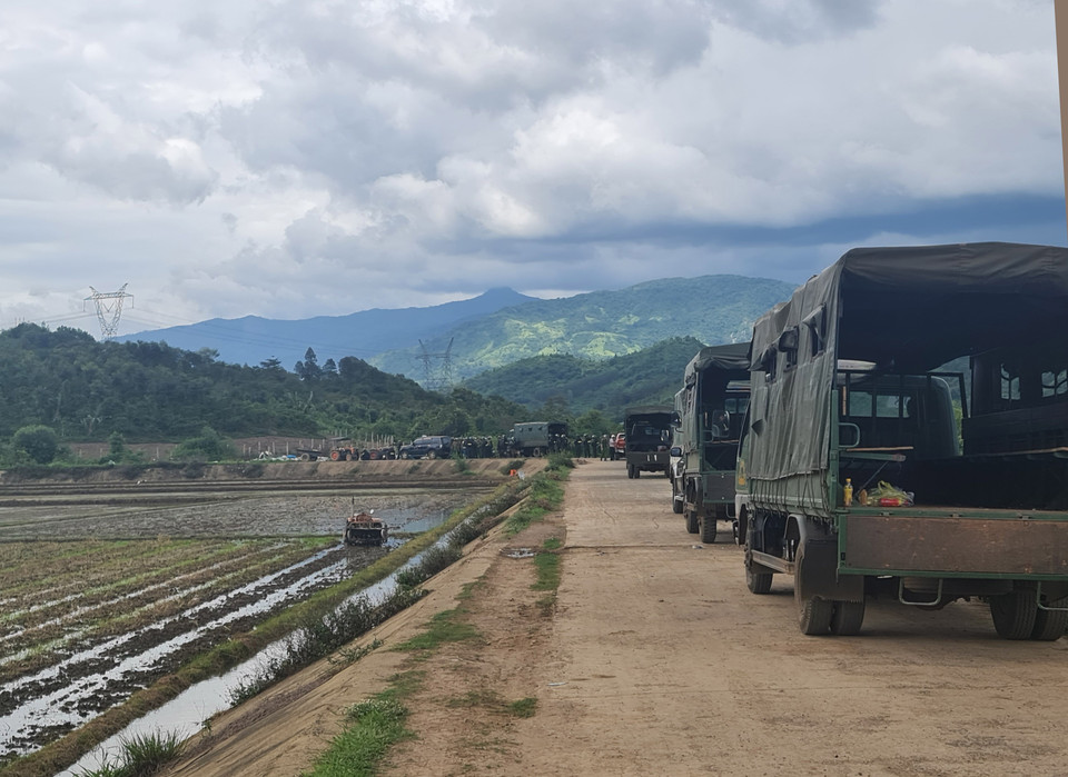 Cảnh sát Cơ động, Cảnh sát Đặc nhiệm, Công an tỉnh Đắk Lắk, lực lượng đặc nhiệm Quân khu 5 phối hợp triển khai phương án vây bắt các đối tượng tại cầu Cá Ngựa, thôn Đồng Sơn, xã Hòa Hiệp, huyện Cư Kuin. (Ảnh: Hưng Thịnh/TTXVN)