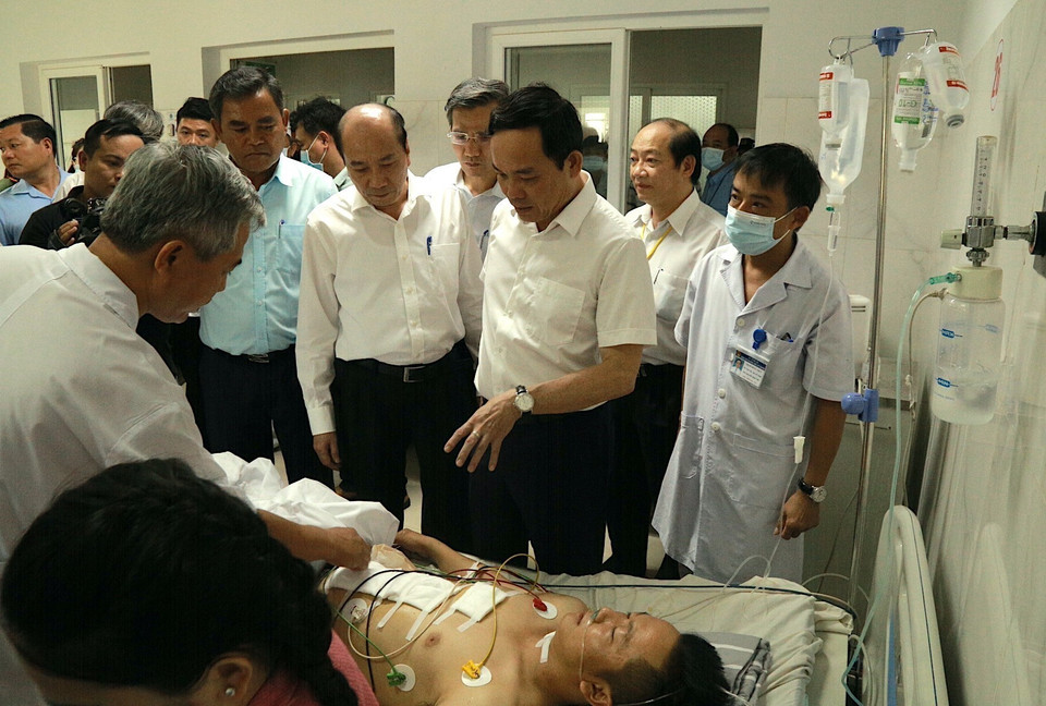 Phó Thủ tướng Chính phủ Trần Lưu Quang đến thăm hỏi, động viên hai cán bộ Công an xã Ea Ktur bị thương trong vụ nhóm người chưa xác định danh tính dùng súng tấn công trụ dùng súng tấn công trụ sở UBND xã Ea Tiêu và xã Ea Ktur, huyện Cư Kuin, Đắk Lắk. (Ảnh: Quang Thái/TTXVN)