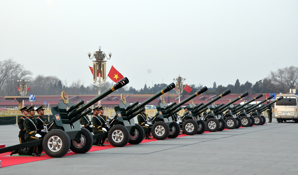 Chỉ huy bắn chuẩn bị phất cờ, đại bác sắp nhả đạn. (Ảnh: Vĩnh Hà/Vietnam+)