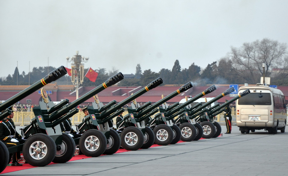 Đạn pháo vừa được bắn chào mừng chuyến thăm chính thức Trung Quốc của Tổng Bí thư Nguyễn Phú Trọng. (Ảnh: Vĩnh Hà/Vietnam+)