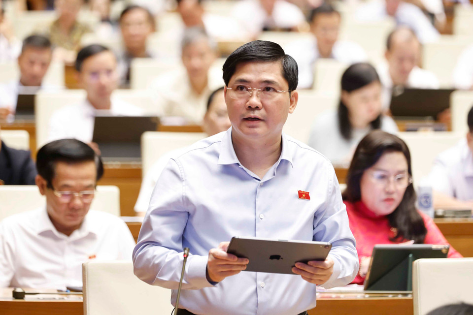Đại biểu Quốc hội tỉnh Long An Nguyễn Tuấn Anh phát biểu ý kiến. (Ảnh: Doãn Tấn/TTXVN)