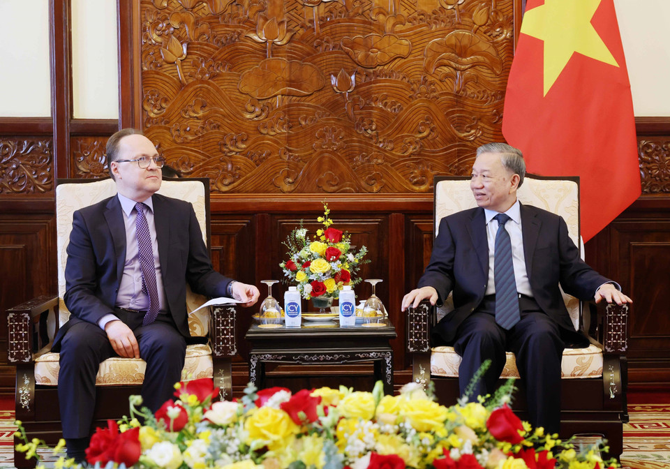 Chủ tịch nước Tô Lâm tiếp Đại sứ Liên bang Nga Gennady Bezdetko. (Ảnh: Nhan Sáng/TTXVN)