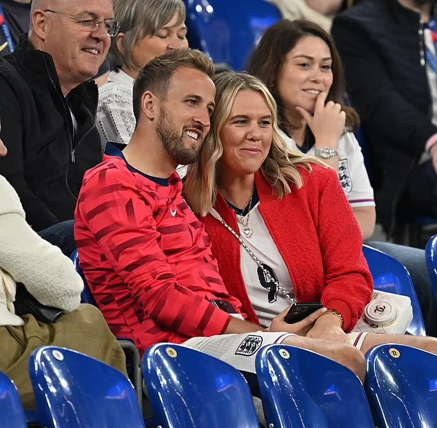 Harry Kane chụp ảnh cùng vợ sau trận đấu. (Nguồn: Daily Mail)