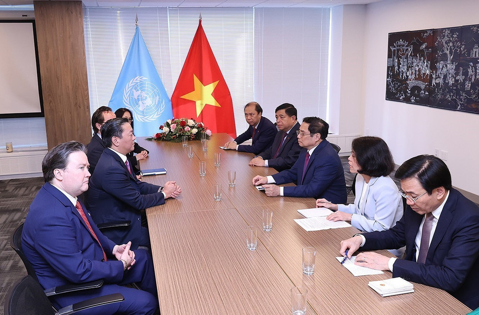  Thủ tướng Phạm Minh Chính tiếp ông Joseph Bae, Chủ tịch Quỹ đầu tư Kohlberg Kravis Roberts (KKR). (Ảnh: Dương Giang/TTXVN)