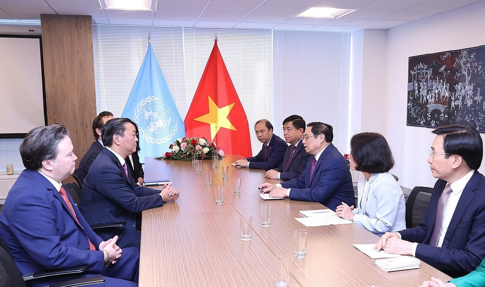  Thủ tướng Phạm Minh Chính tiếp ông Joseph Bae, Chủ tịch Quỹ đầu tư Kohlberg Kravis Roberts (KKR). (Ảnh: Dương Giang/TTXVN)