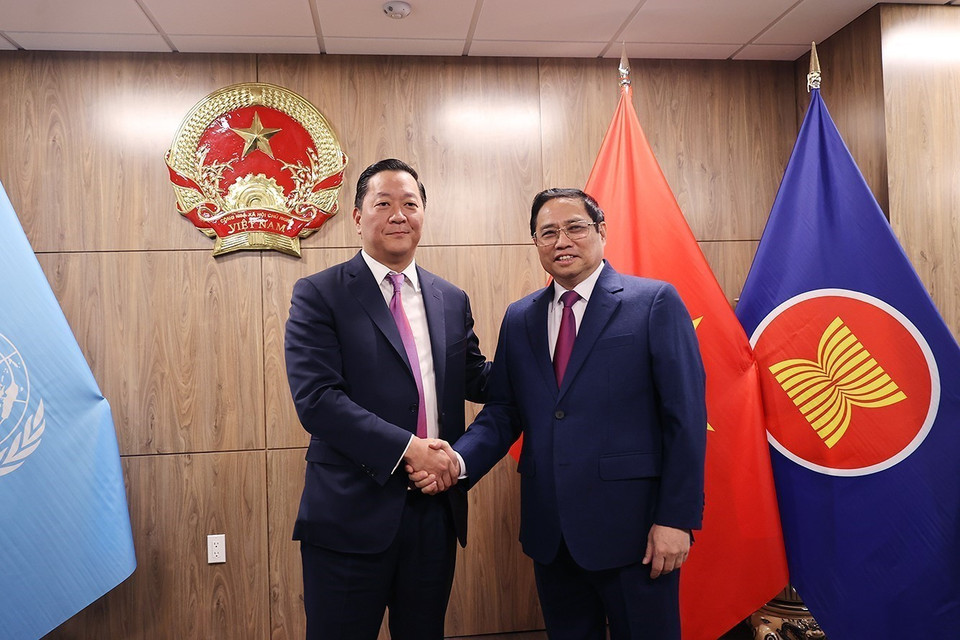  Thủ tướng Phạm Minh Chính tiếp ông Joseph Bae, Chủ tịch Quỹ đầu tư Kohlberg Kravis Roberts (KKR). (Ảnh: Dương Giang/TTXVN)